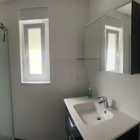 Apartman Lana *
